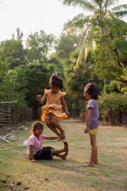 Champasak, Laos - 26 Şubat : Laos tanımlanamayan çocuklar oynamak ve Şubat'ta kırsal köyde çocukların eğlenceli 26, 2011 Champasak, Laos