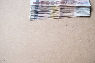 Kahverengi arka plan üzerinde Tay para