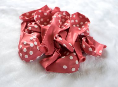 Beyaz arka plan üzerinde izole beyaz nokta kauçuk hava balonu ile sönmüş kırmızı pastel