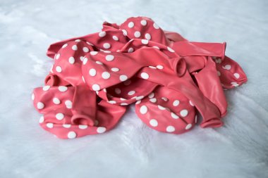 Beyaz arka plan üzerinde izole beyaz nokta kauçuk hava balonu ile sönmüş kırmızı pastel