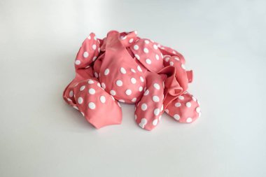 Beyaz arka plan üzerinde izole beyaz nokta kauçuk hava balonu ile sönmüş kırmızı pastel