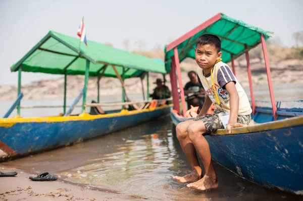 Champasak Laos Febrero Niños Identificados Sentados Diversión Relajarse Barco Febrero — Foto de Stock
