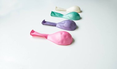 Sönmüş sıralama renk yeşil pembe mor mavi beyaz kauçuk hava balonu beyaz arka plan, retro vintage tarzı üzerinde izole