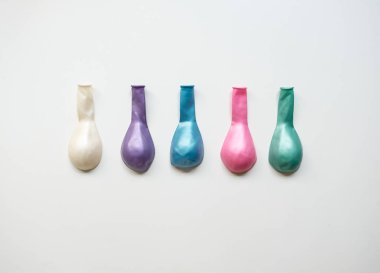 Sönmüş sıralama renk yeşil pembe mor mavi beyaz kauçuk hava balonu beyaz arka plan, retro vintage tarzı üzerinde izole