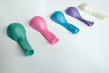 Sönmüş sıralama renk yeşil pembe mor mavi beyaz kauçuk hava balonu beyaz arka plan, retro vintage tarzı üzerinde izole