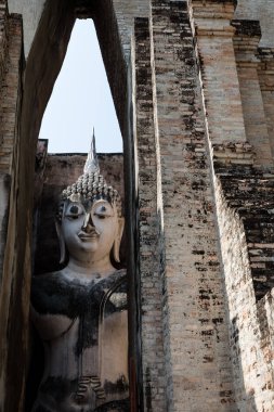 Antik Buda heykeli Wat Si dostum Sukhothai Historical Park, Sukhothai Eyaleti, Tayland
