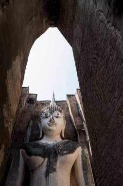 Antik Buda heykeli Wat Si dostum Sukhothai Historical Park, Sukhothai Eyaleti, Tayland