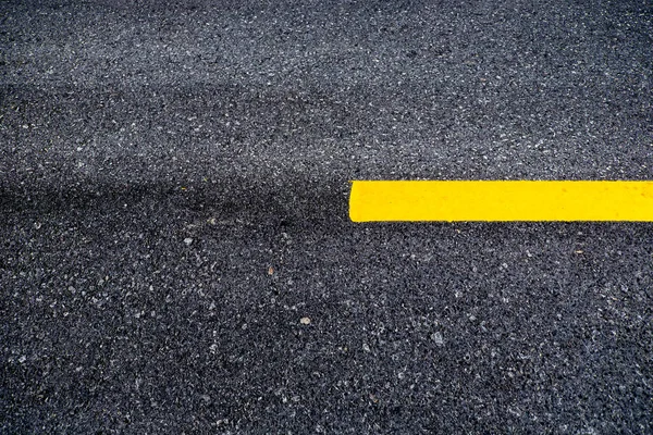道路分黄线沥青路面的封闭 — 图库照片