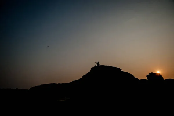 Силуэт Фотографа Фотографирующего Пейзаж Восходе Солнца — стоковое фото