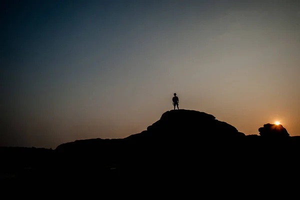 Силуэт Фотографа Фотографирующего Пейзаж Восходе Солнца — стоковое фото