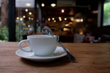 Kafede masada kahve fincanı
