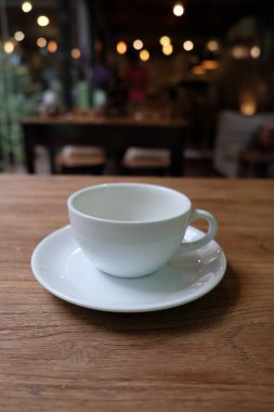 Kafede masada kahve fincanı