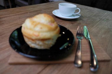 Sabah ları masada ekmekli bir fincan kahve.