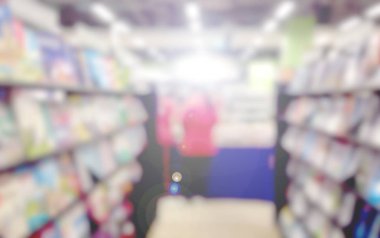 Kitap raflarında kitabevi içinde arka plan bulanıklık.