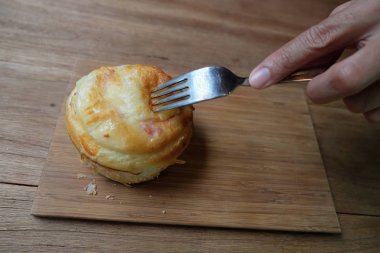 ekmek ve kruvasan ahşap arka plan