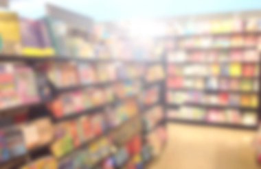 Kitap raflarında kitabevi içinde arka plan bulanıklık.