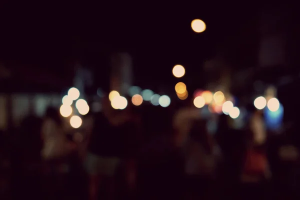Ночной фестиваль: вечеринка на улице с размытыми людьми — стоковое фото