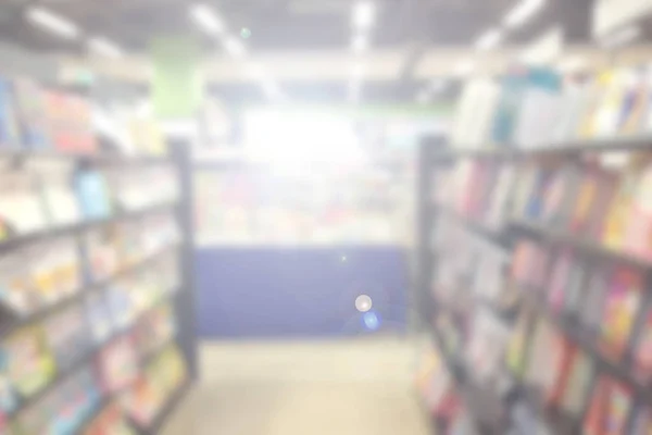 Abstrakte Hintergründe von Büchern auf Bücherregalen im Buchladen verschwimmen lassen. — Stockfoto
