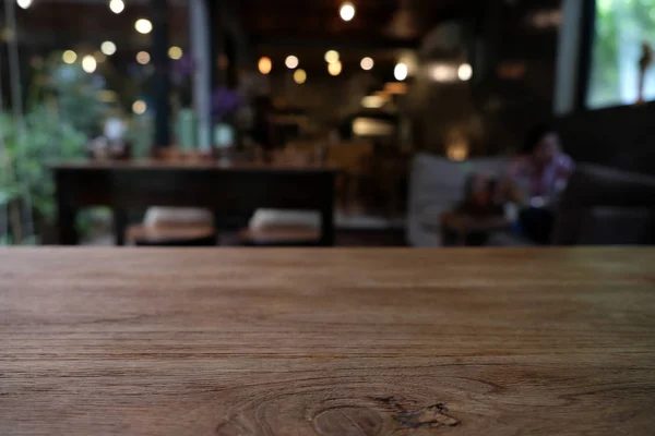 Bar Cafe Restaurant ile boş ahşap masanın üstü bulanık 