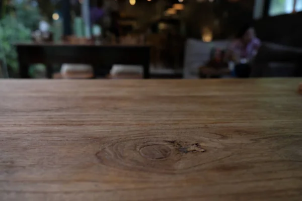 Размытый фон: Верхняя часть пустого деревянного стола с Bar Cafe Resta — стоковое фото