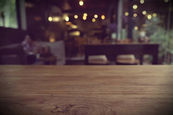 Верхняя часть пустой деревянный стол с Bar Cafe Ресторан размытый backgro — стоковое фото