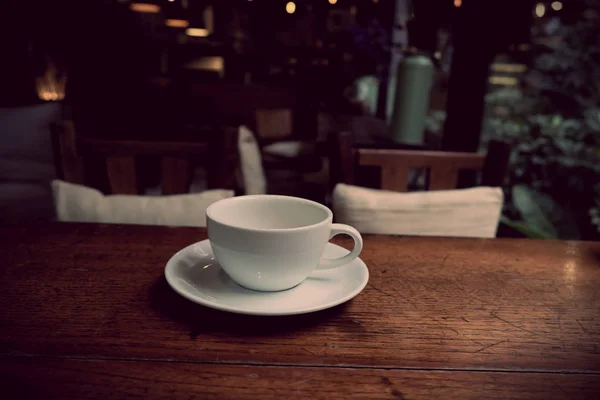 Filiżanka kawy w kawie na stole w kawiarni — Zdjęcie stockowe