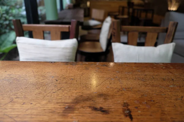 Parte superior de la mesa de madera vacía con Bar Café Restaurante borrosa — Foto de Stock