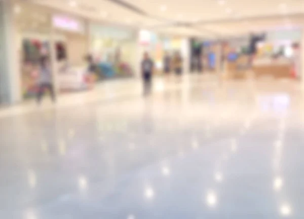 Размытое изображение торгового центра и людей, в универмаге . — стоковое фото