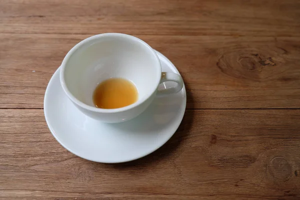 Koffie kopje in koffie op tafel in café — Stockfoto