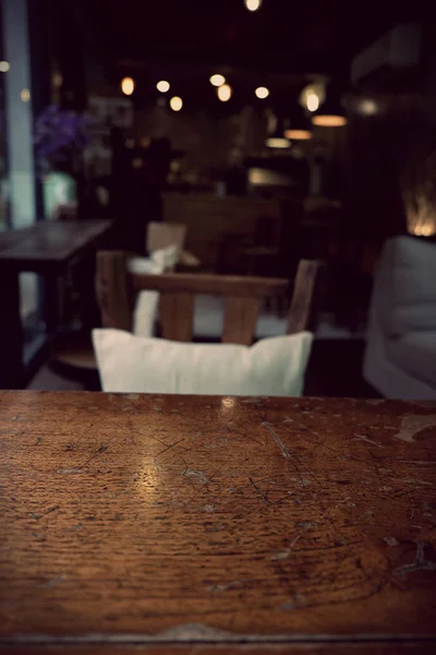 Верхняя часть пустого стола с размытым рестораном Bar Cafe — стоковое фото
