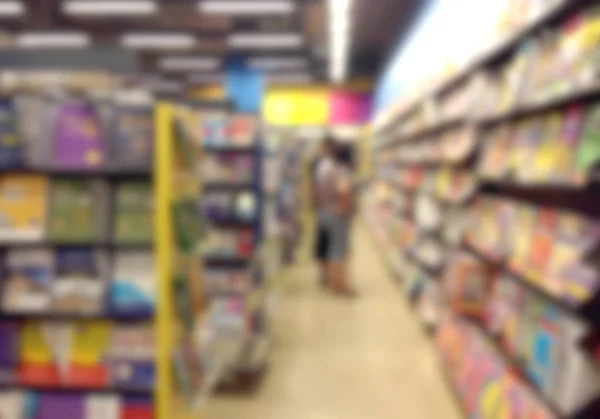 Plano de fundo abstrato Blur de livro em estantes de livros na livraria . — Fotografia de Stock