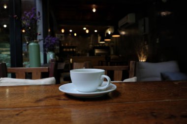 Kafede masada kahve fincanı