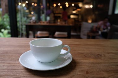 Kafede masada kahve fincanı