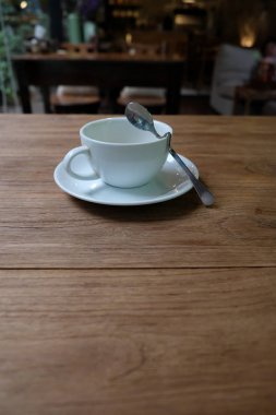 Kafede masada kahve fincanı