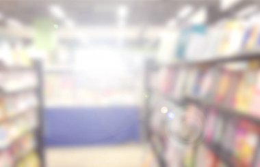 Kitapçıdaki kitapraflarda kitabın soyut arka planını bulanıklaştırın. Bl