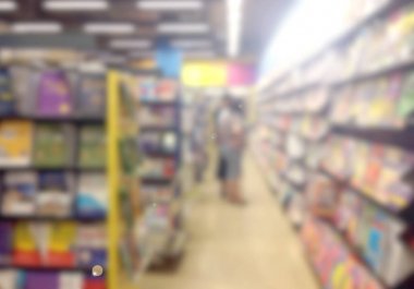 Kitapçıdaki kitapraflarda kitabın soyut arka planını bulanıklaştırın. Bl