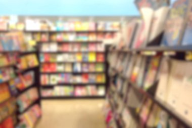 Kitapçıdaki kitapraflarda kitabın soyut arka planını bulanıklaştırın. Bl