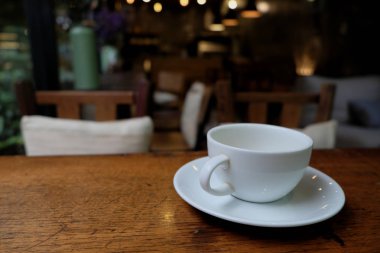 Kafede masada kahve fincanı
