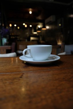 Kafede masada kahve fincanı
