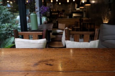 Bar Cafe Restaurant ile boş ahşap masanın üstü bulanık backgro