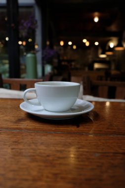 Kafede masada kahve fincanı