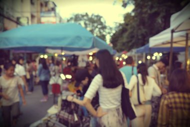 İnsanlar Blurred Backgro ile sokakta Gece Festivali Olay Partisi