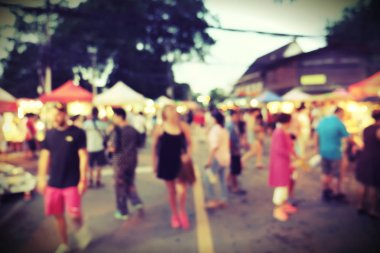 İnsanlar Blurred Backgro ile sokakta Gece Festivali Olay Partisi