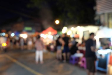 İnsanlar Blurred Backgro ile sokakta Gece Festivali Olay Partisi