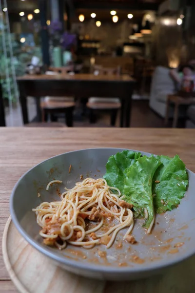 Spaghetti met tomatensaus, café — Stockfoto