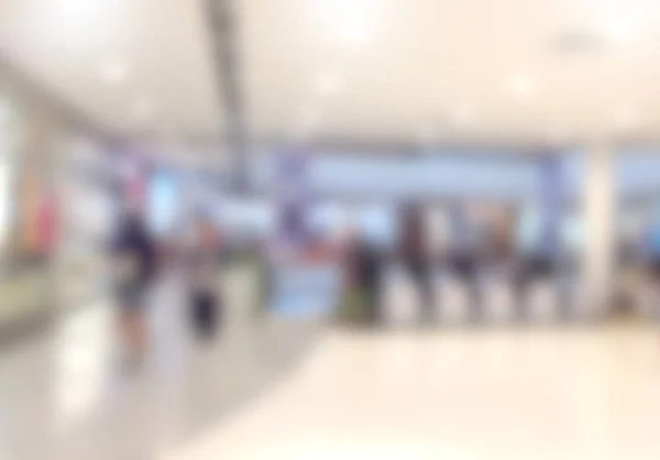 Размытое изображение торгового центра и людей, в универмаге . — стоковое фото