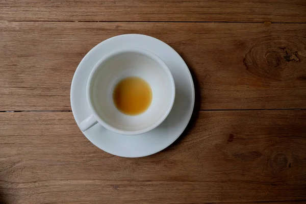 Koffie kopje in koffie op tafel in café — Stockfoto