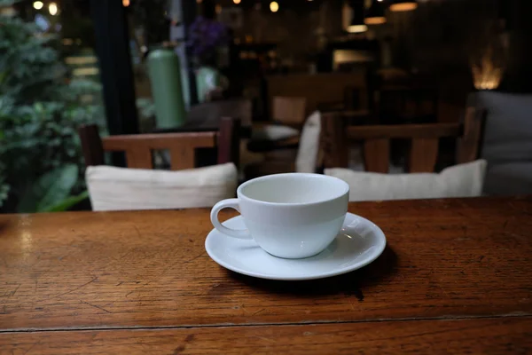 La taza de café en el café sobre la mesa en la cafetería — Foto de Stock