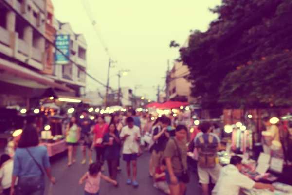 Fiesta del Festival de la Noche en la calle con la gente borrosa Backgro — Foto de Stock