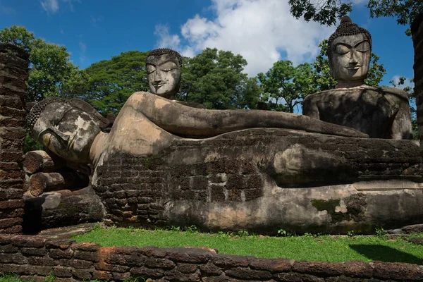 カンパエンの仏像歴史公園を持つワットプラカエオ — ストック写真